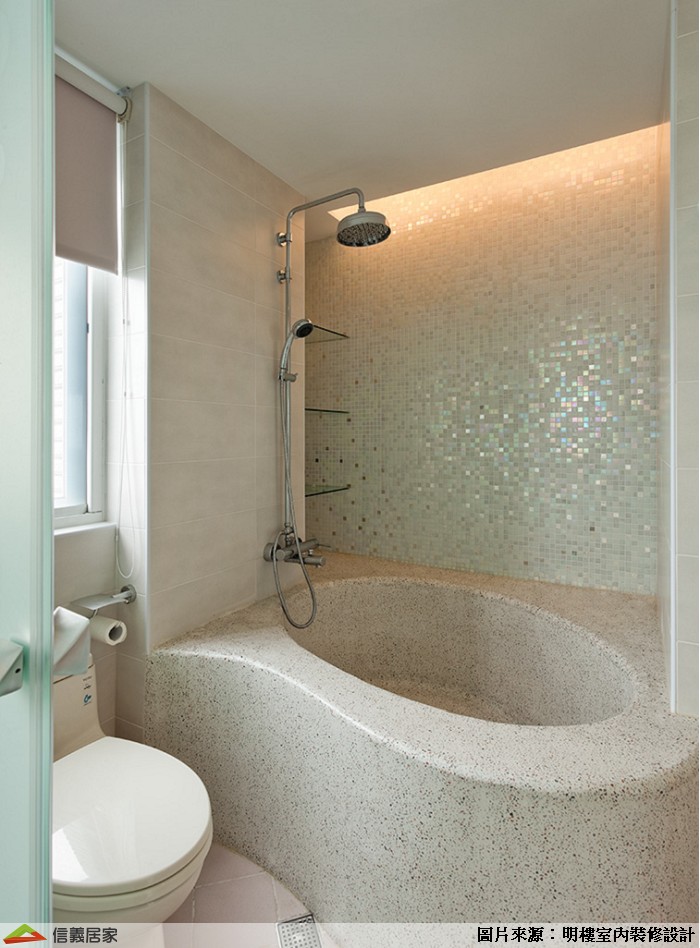 灰色浴室，淋浴/花灑、馬桶、浴缸