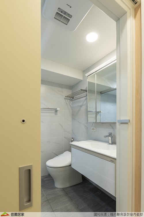 白色浴室，鏡子、洗手台、毛巾架、馬桶