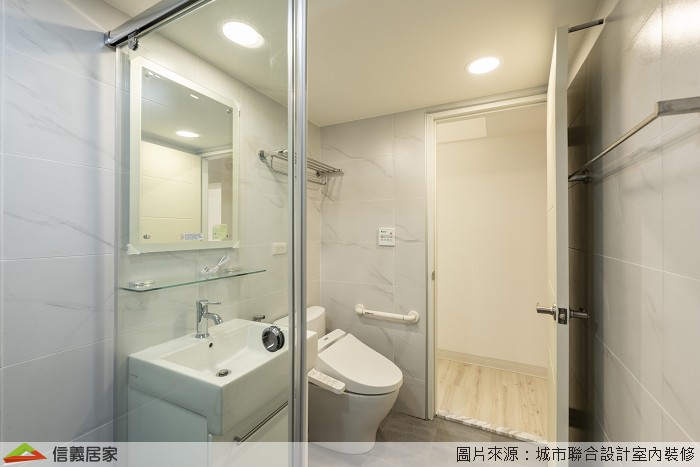 白色浴室,白色乾濕分離，鏡子、洗手台、淋浴/花灑、毛巾架