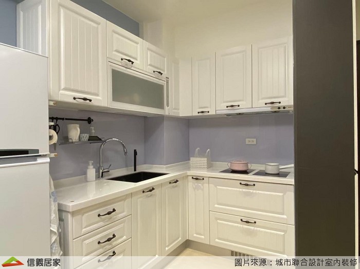 白色廚房，流理台、置物櫃