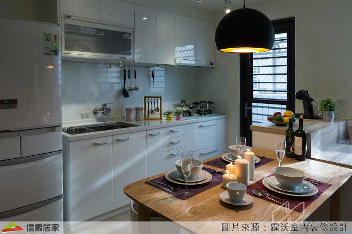 白色開放式廚房，收納櫃、吊燈、餐桌、餐椅