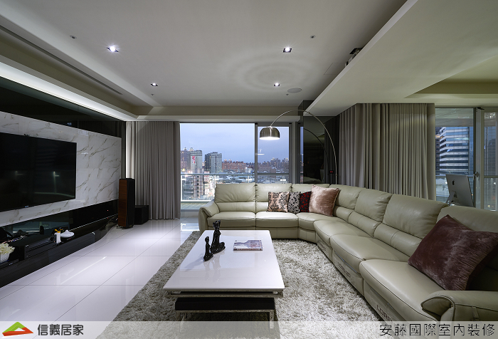 白色客廳，窗簾、茶几、電視牆、地毯、L型沙發