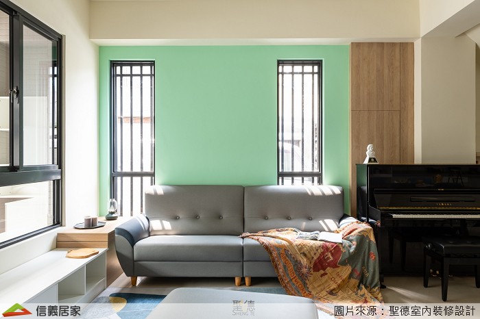 綠色客廳，沙發、矮櫃、鋼琴