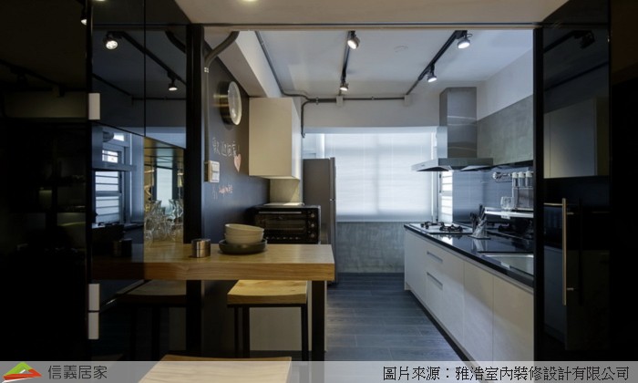灰色開放式廚房，餐桌、流理台、餐椅