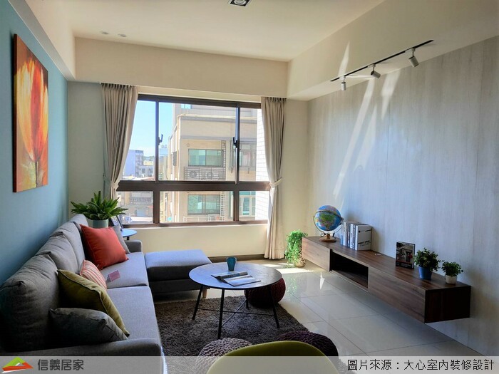 米色客廳，電視櫃、壁燈、L型沙發