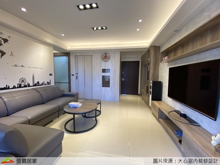 白色客廳，茶几、嵌燈、電視櫃、展示櫃、L型沙發