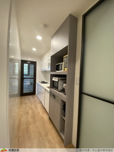 白色廚房，收納櫃、矮櫃、置物櫃