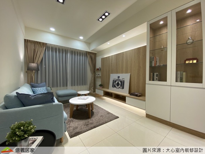 白色客廳，沙發、茶几、電視牆、電視櫃、地毯、展示櫃