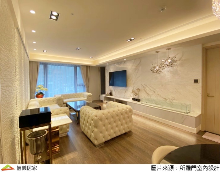 白色客廳，沙發、電視牆、椅子、電視櫃、大理石牆/檯面