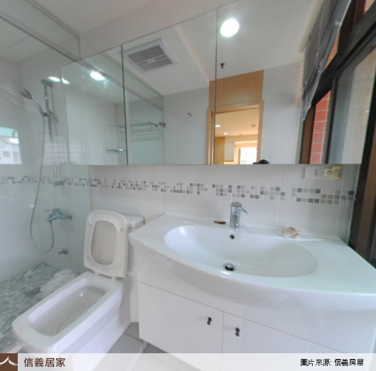 白色浴室,白色乾濕分離,白色淋浴間，收納櫃、嵌燈、鏡子、洗手台、馬桶