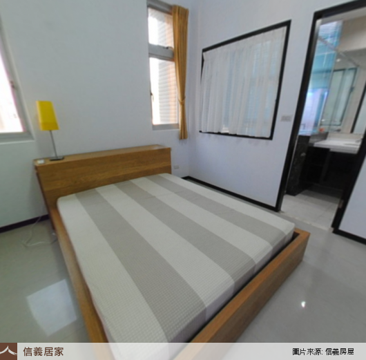 白色臥室，窗簾、雙人床、大理石地板