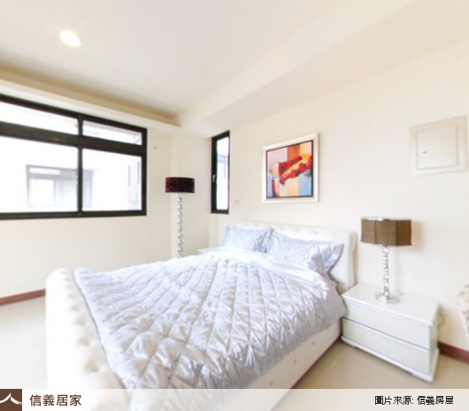 白色臥室，雙人床、嵌燈、大理石地板、矮櫃、立燈