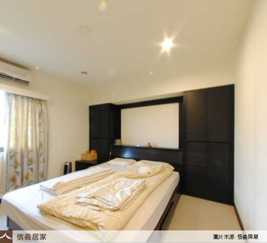 黑白臥室，窗簾、雙人床、收納櫃、床頭主牆