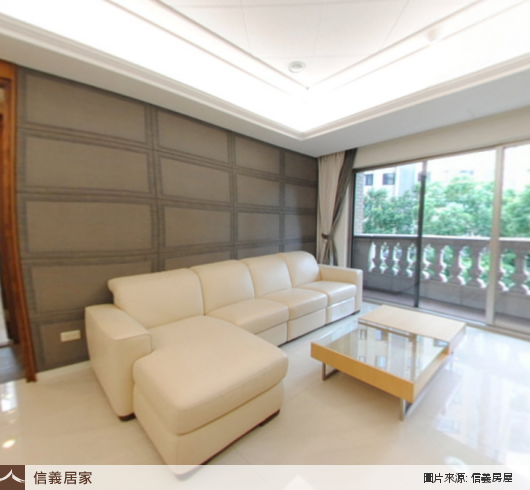 白色客廳，窗簾、單式天花板、沙發、茶几、嵌燈、壁紙、大理石地板、L型沙發