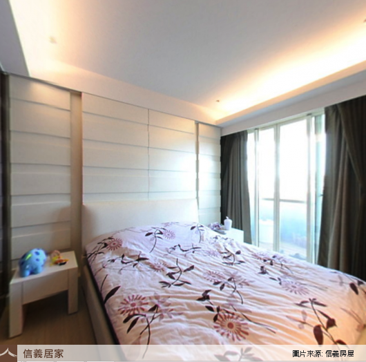 白色臥室，窗簾、茶几、雙人床、床頭主牆