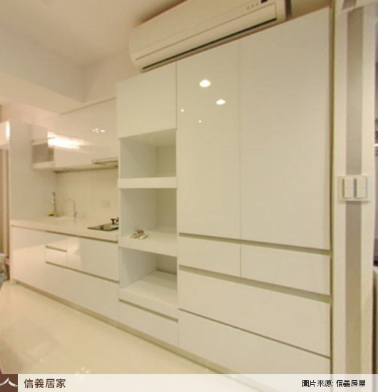 白色廚房，磁磚、收納櫃、流理台