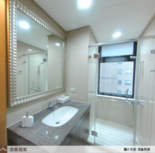 白色浴室,白色乾濕分離，嵌燈、鏡子、洗手台