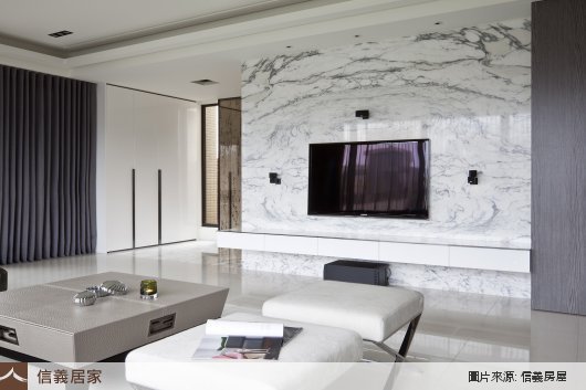 黑白客廳，窗簾、電視櫃、大理石地板、天花板、置物櫃