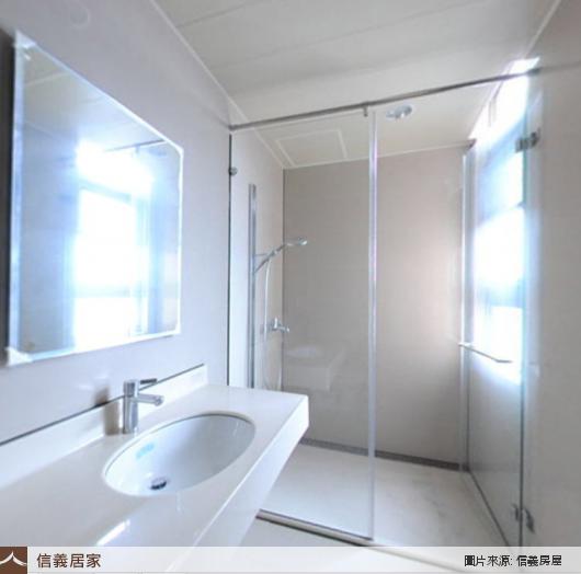 白色浴室,白色乾濕分離,白色淋浴間，鏡子、洗手台、大理石牆面