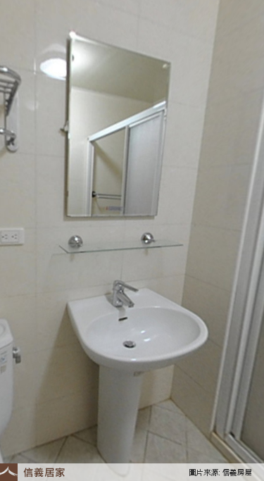 白色浴室,白色乾濕分離，鏡子、洗手台、毛巾架