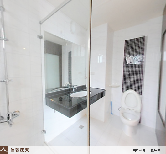 白色浴室，鏡子、洗手台、馬桶