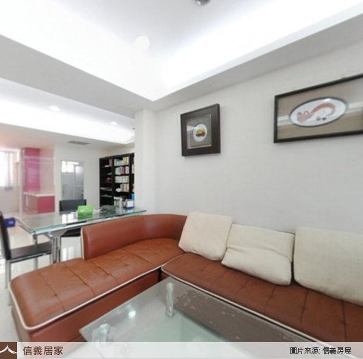 白色客廳，單式天花板、沙發、茶几、L型沙發