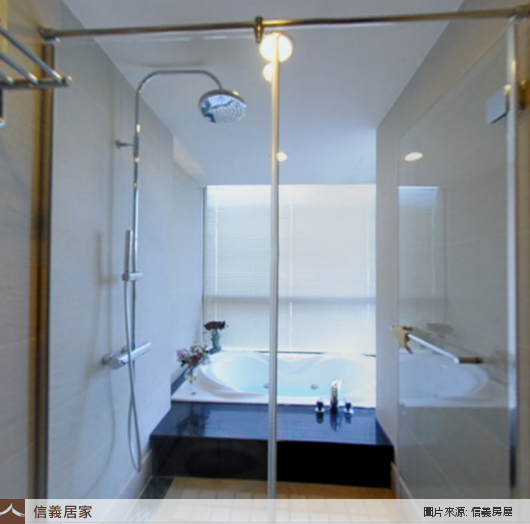 白色浴室,白色乾濕分離，窗簾、嵌燈、蓮蓬頭、毛巾架、大理石牆面