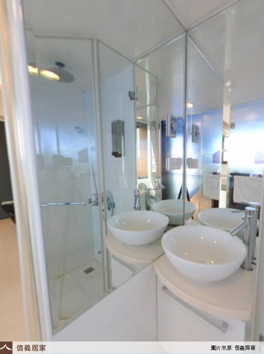 白色浴室，窗簾、收納櫃、鏡子、矮櫃、洗手台、毛巾架