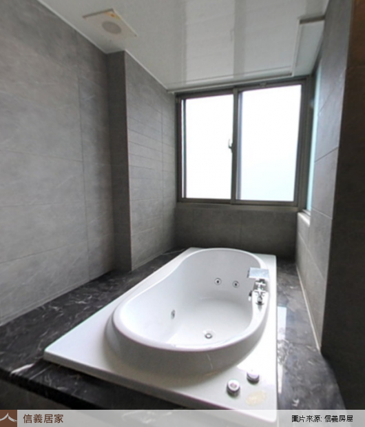 灰色浴室，大理石地板、大理石牆面