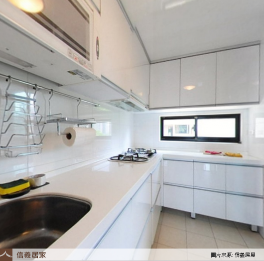 黑白廚房，磁磚、收納櫃、流理台
