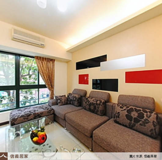 白色客廳，窗簾、單式天花板、沙發、茶几、沙發牆