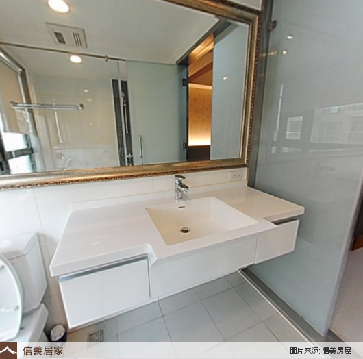 白色浴室,白色乾濕分離，鏡子、洗手台、烤漆玻璃、馬桶