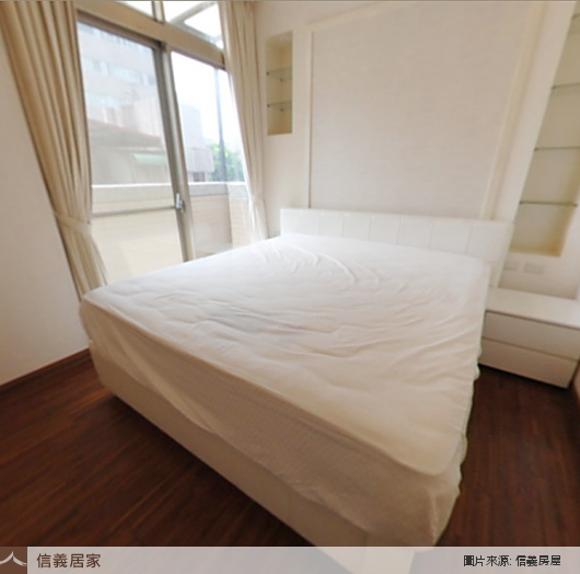 白色臥室，窗簾、雙人床、壁紙、矮櫃、床頭主牆