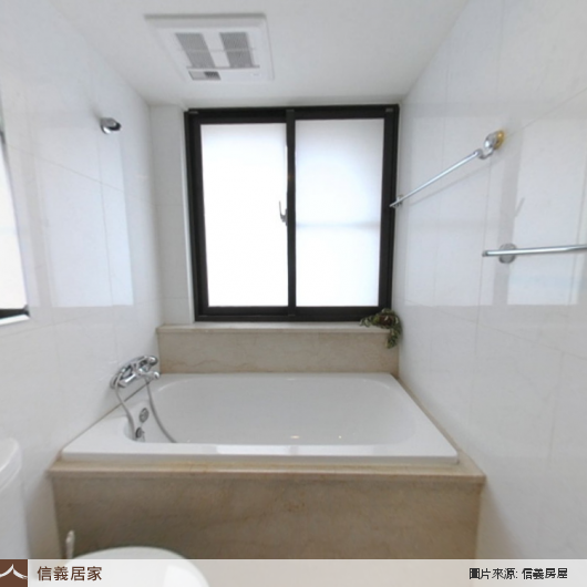 白色浴室，毛巾架、大理石牆面、馬桶