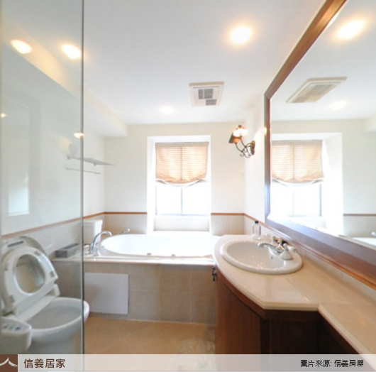 白色浴室，嵌燈、鏡子、洗手台、羅馬簾、馬桶