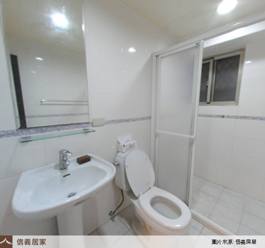 白色浴室,白色乾濕分離,白色淋浴間，嵌燈、鏡子、洗手台、馬桶