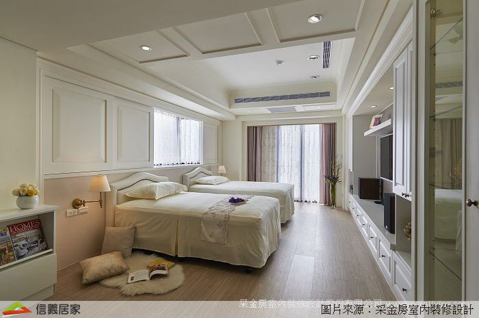 白色臥室，窗簾、單式天花板、床、收納櫃、嵌燈、矮櫃、床頭主牆、置物櫃、線板