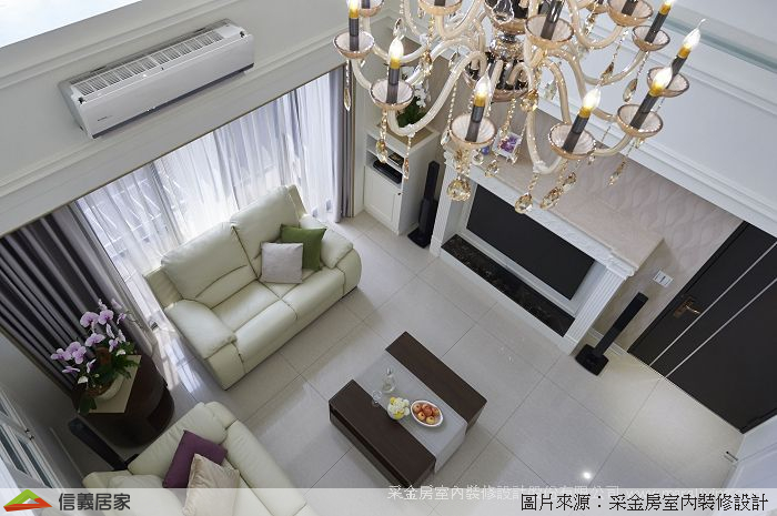 白色客廳,白色樓中樓，窗簾、沙發、茶几、吊燈、電視牆、線板