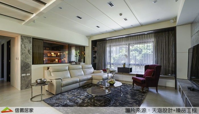 白色客廳，窗簾、沙發、茶几、電視櫃、地毯、展示櫃
