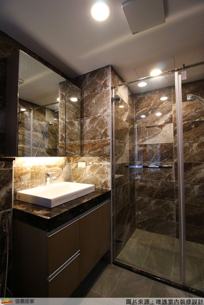 黑白浴室，洗手台、大理石牆/檯面