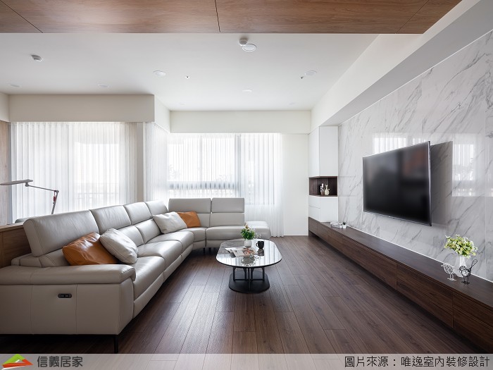 米色客廳，茶几、電視牆、L型沙發