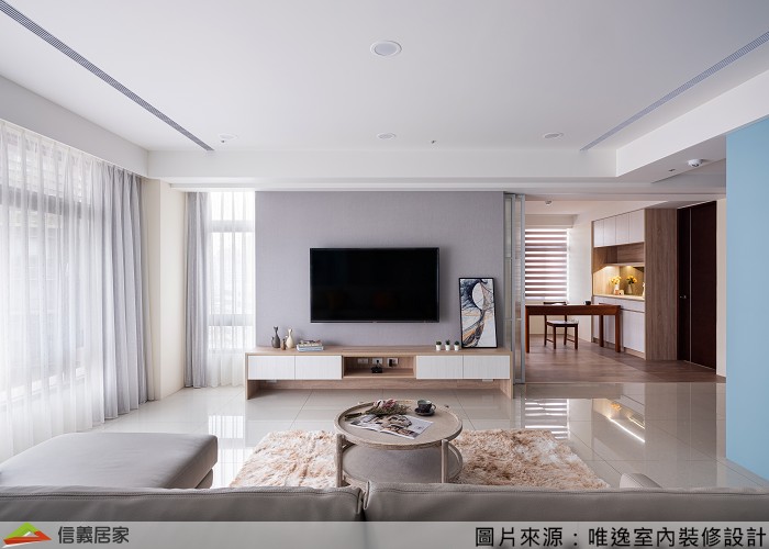 白色客廳，窗簾、沙發、茶几、矮櫃、地毯