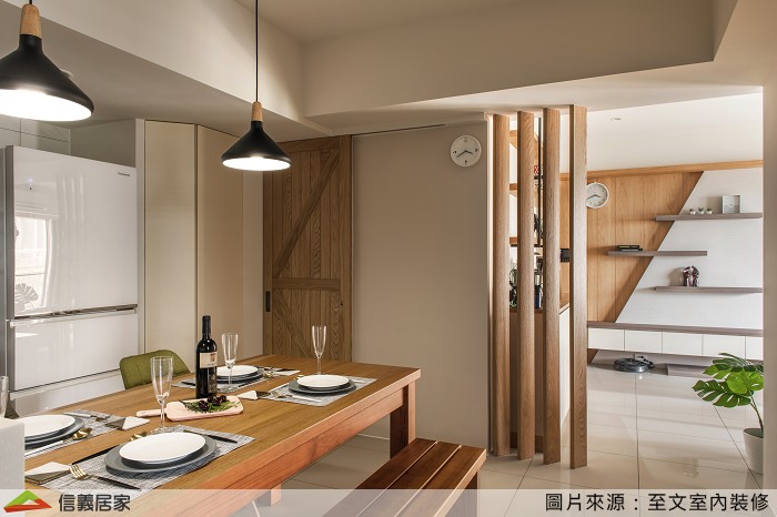 將客廳側邊矮櫃與餐廳之間，設計一斜45度的造型隔屏，讓客廳在視覺上不會直接看到廚房爐灶