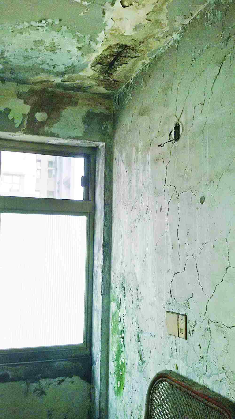 矽利康有一定年限,若受風吹雨淋日曬而老化,加上原本塞水路不確實,雨水會從縫隙流入。圖片提供_ 優尼克空間設計