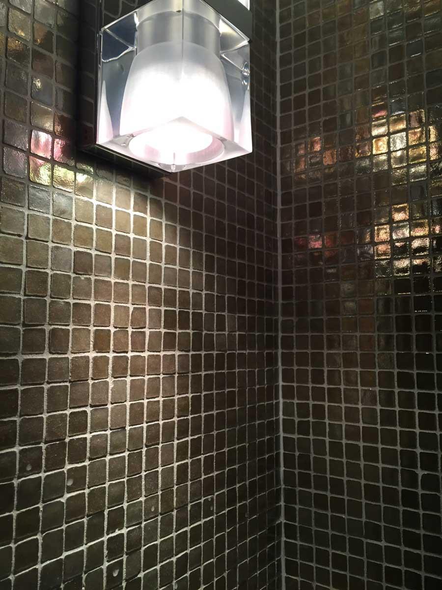 復古金貝殼感的馬賽克,填縫採中立的水泥原色(攝於大阪阿倍野Hotel Trusty)。圖片提供_林黛羚 復古金貝殼感的馬賽克,填縫採中立的水泥原色(攝於大阪阿倍野Hotel Trusty)。圖片提供_林黛羚
