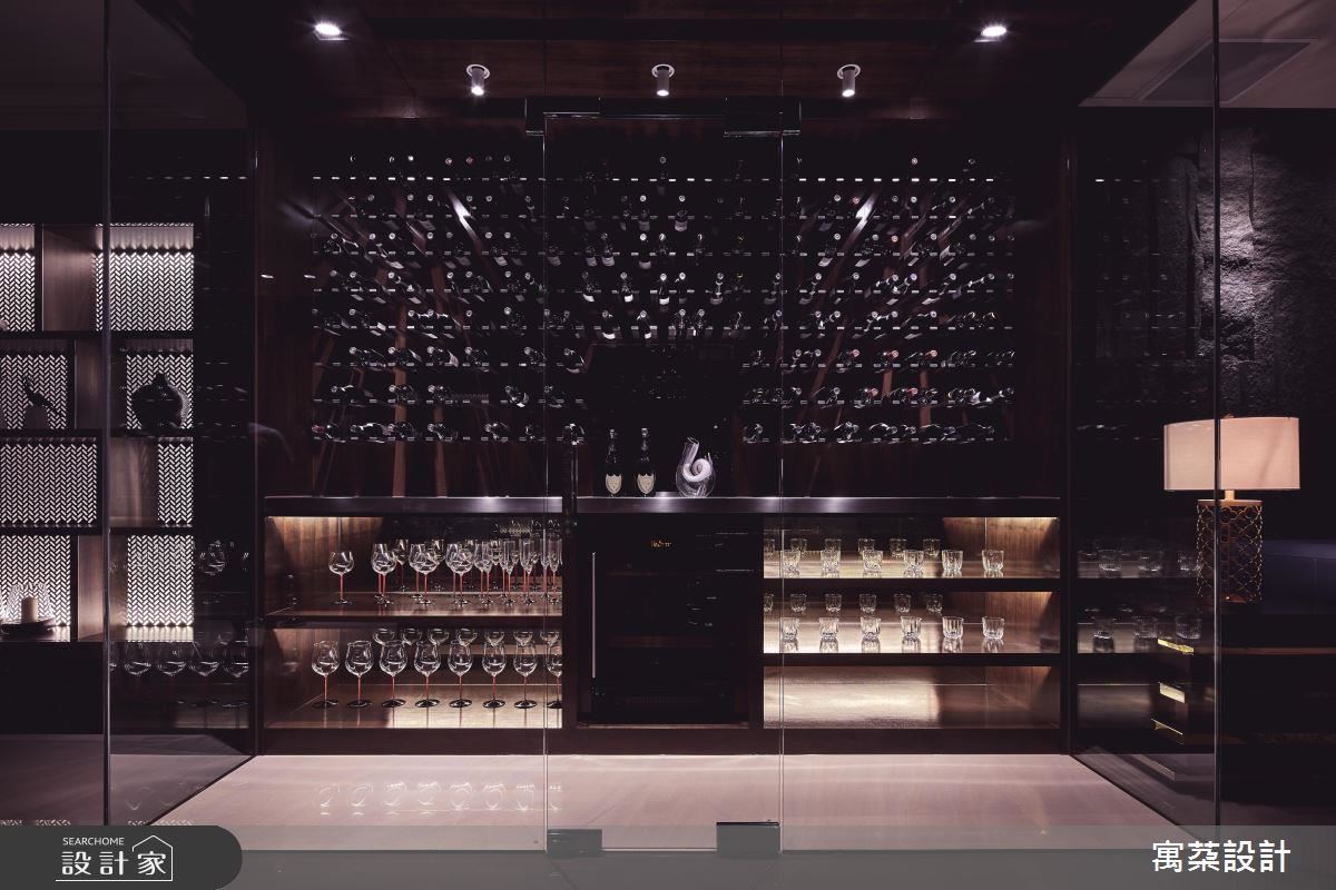 體貼屋主品酌嗜好,規劃酒窖空間,並採上下分層設計提升藏酒品質。 體貼屋主品酌嗜好,規劃酒窖空間,並採上下分層設計提升藏酒品質。