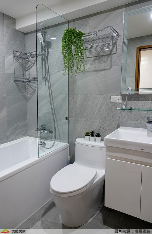 浴室希望看起來有飯店的風格，所以使用了仿石材的磁磚看起來更簡潔。