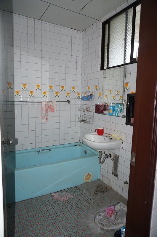 洩水坡度不良導致唯一一間浴室排水出現問題，而位於長廊後方的浴室更不適合行動不便的父親。