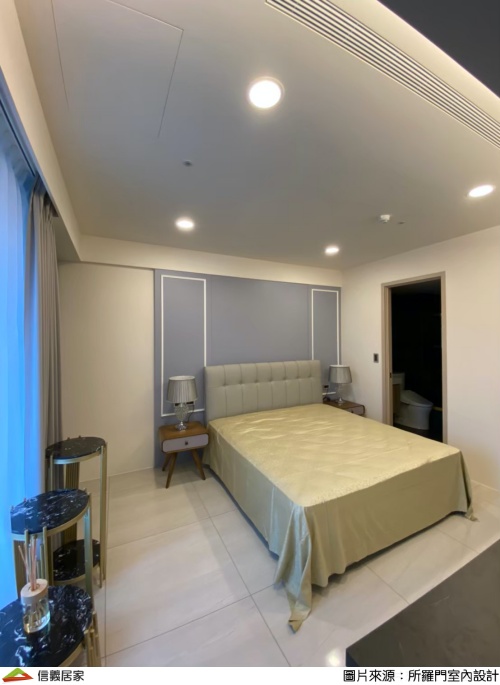 客房選擇與主臥相呼應的床頭造型主牆，俐落簡單的藍灰色線板以營造出寧靜的休息空間為主要構想。