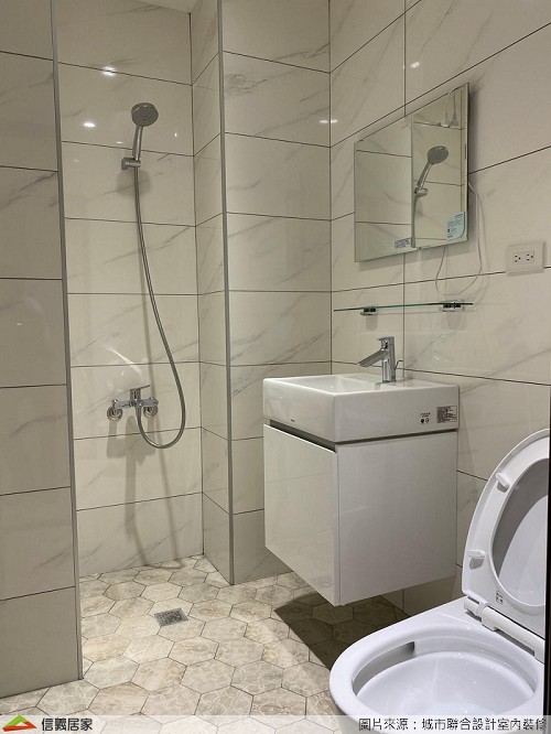 許多人會在衛浴使用大理石紋磚，幾近純白的磚體，與素雅的衛浴設備相得益彰，也因大理石本身的光潤更能顯現出浴室的優美明浄。